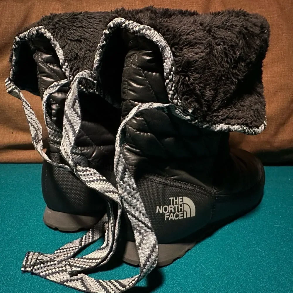 Black North Face Boots​